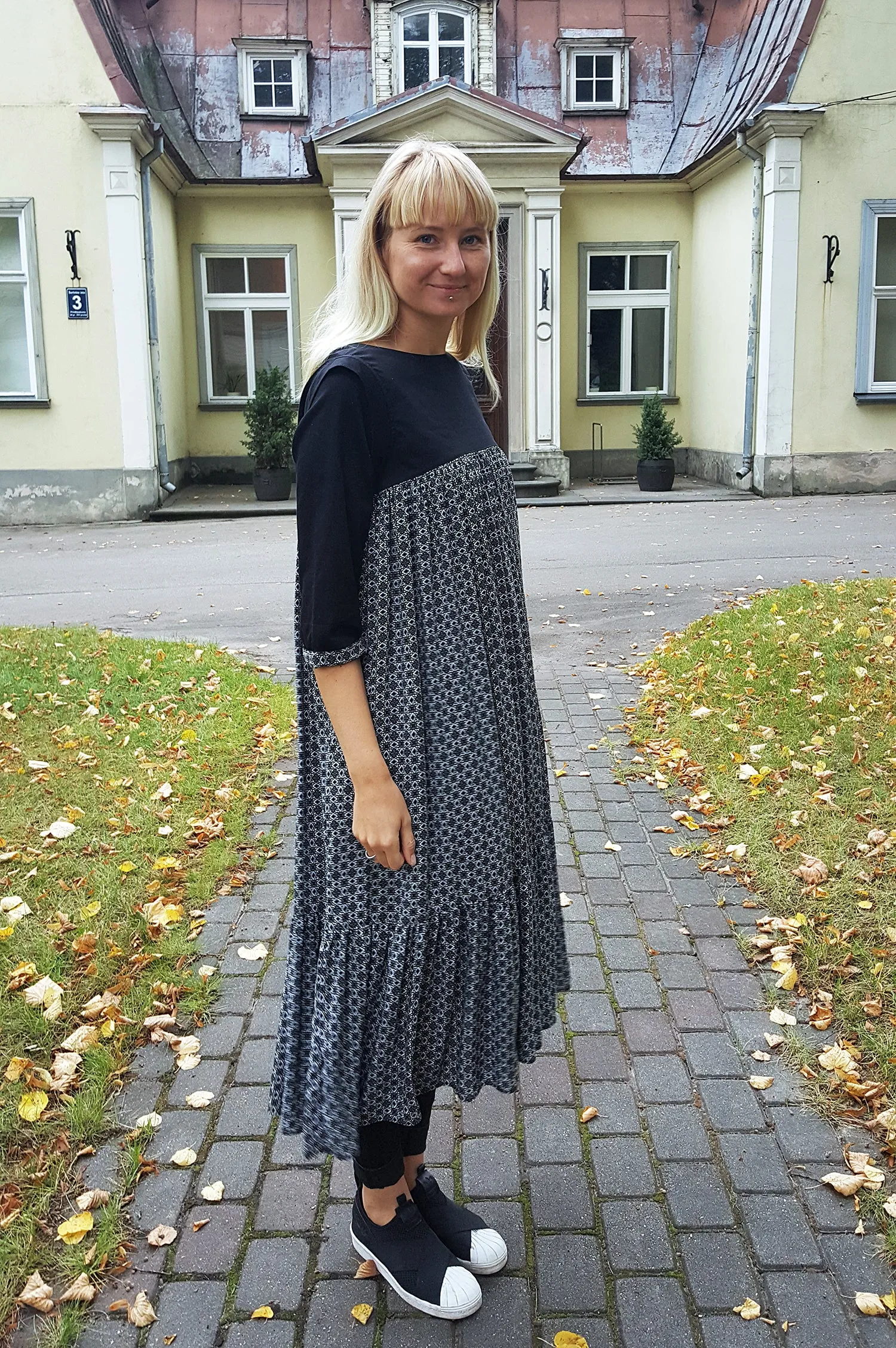 3/4 Sleeve Flowy Black and White Patterned Middle Lenght Dress with a Ruffle